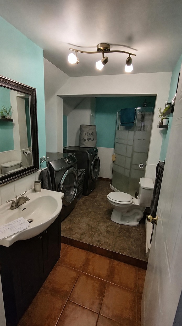 Salle de bain et buanderie — avant